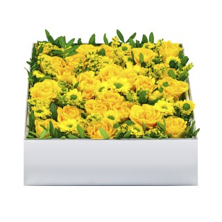 Цветочная коробка из роз, сантини и солидаго №2