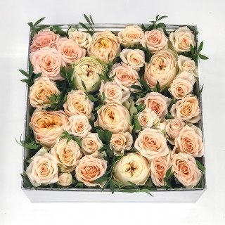 Цветочная коробка из пионовидных роз №7