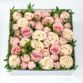 Цветочная коробка из пионовидных роз №8