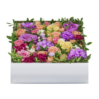 Цветочная коробка из роз, гвоздик и сантини №5